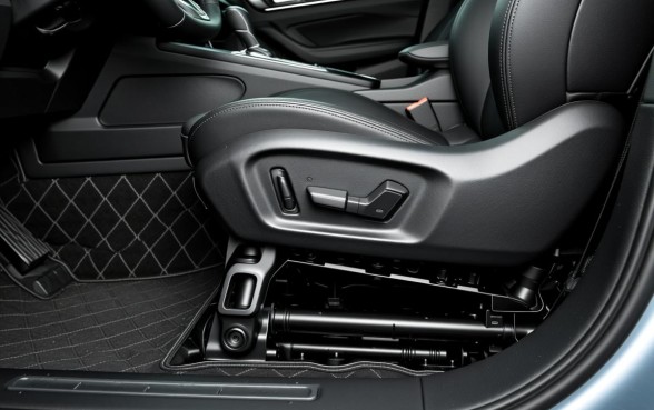 汽车驾驶座椅下面有三个塑料口子是干嘛的,汽车座椅下塑料口子有什么用 汽车驾驶座椅下面有三个塑料口子是干嘛的