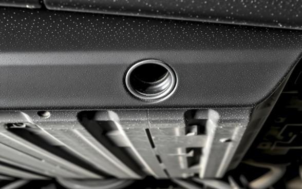 汽车下面有防水塞口子怎么办,底盘有孔洞怎么处理 汽车下面有防水塞口子怎么办