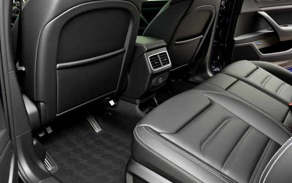 新迈腾座椅下是不是有隔开的口子,新迈腾座椅下面有口子吗 新迈腾座椅下是不是有隔开的口子