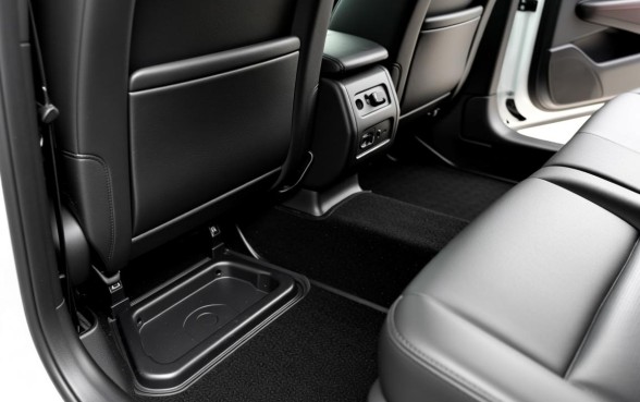 前排座椅下面的口子是干什么用的