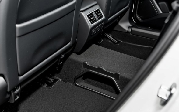 前排座椅下面的口子是干什么用的