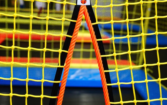 蹦床下面怎么用绳子收口子的过程