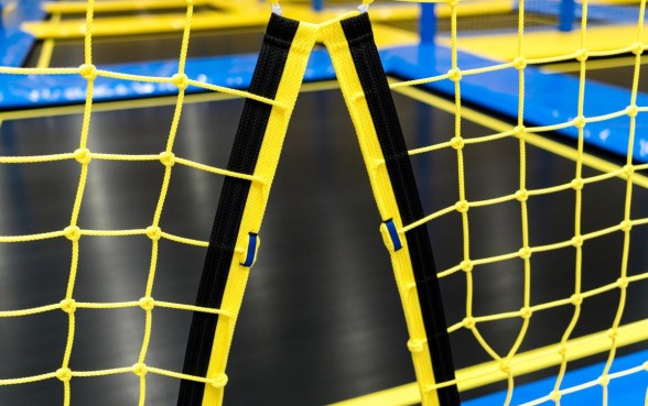 蹦床下面怎么用绳子收口子的过程