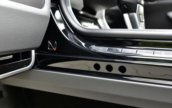 车门下边的三个小口子是什么标志