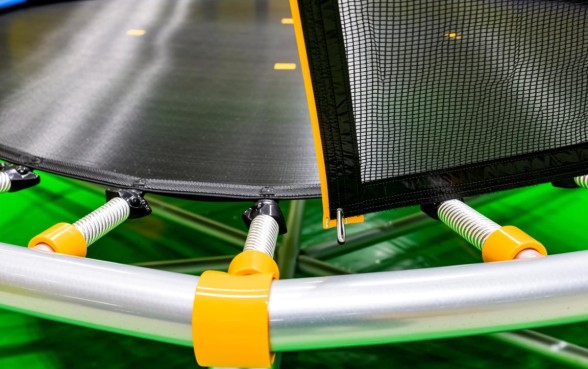 蹦床下面怎么用绳子收口子的视频,蹦床围网收口怎么系 蹦床下面怎么用绳子收口子的视频