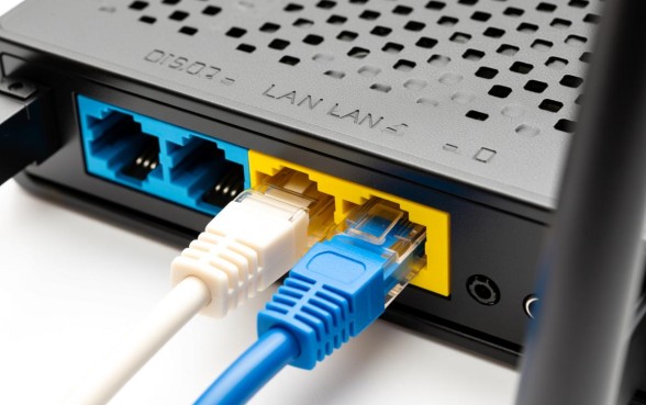 路由器应该插在猫的哪个口子下方