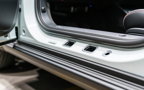 车门下边的三个小口子叫什么名称