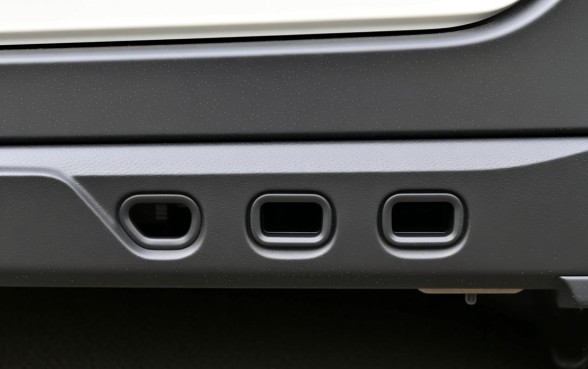 车门下边的三个小口子是什么意思