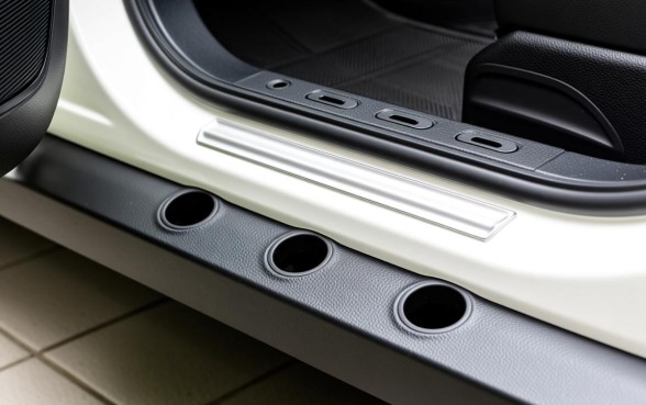 车门下边的三个小口子是什么部位