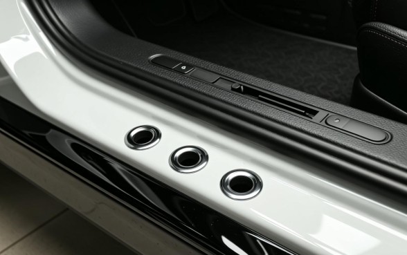 车门下边的三个小口子是什么部位