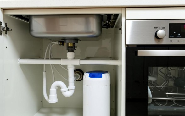 厨房下水管怎么凿开一个口子