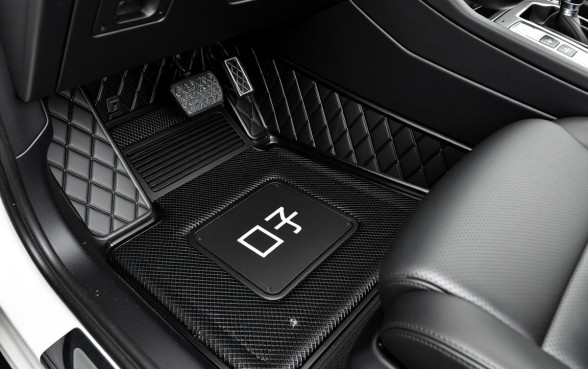 哈弗H2副驾驶脚下有个口子