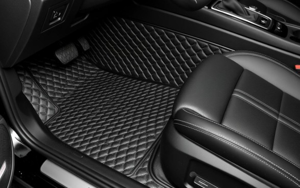 哈弗H2副驾驶脚下有个口子