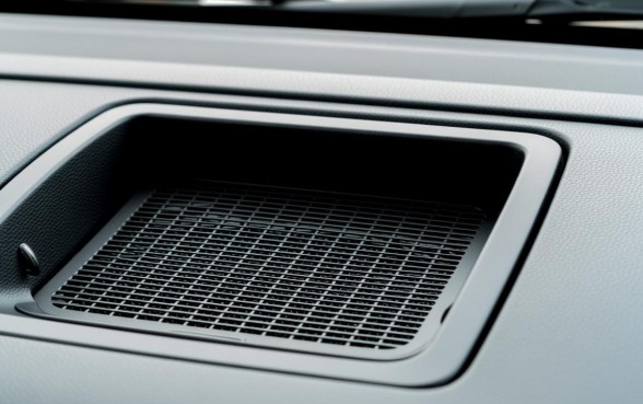 汽车前挡风玻璃下方的口子是啥