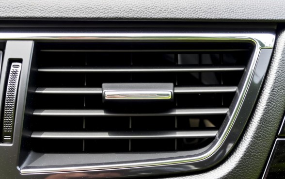 汽车前挡风玻璃下方的口子是啥