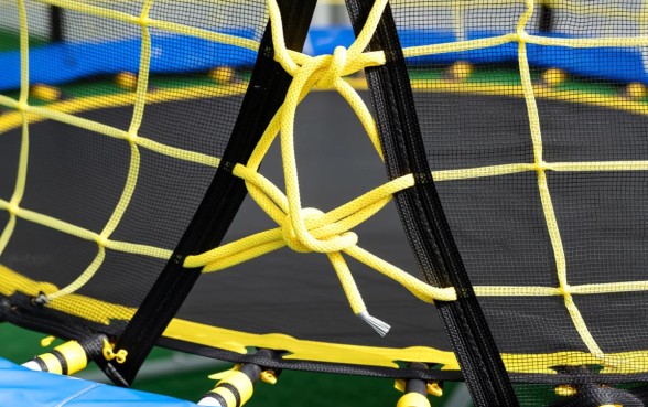 蹦床下面怎么用绳子收口子的