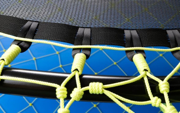 蹦床下面怎么用绳子收口子的